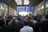 Người tỵ nạn ồ ạt đòi được lên tàu hỏa rời Hung sang Áo và Đức tại Nhà ga Quốc tế phía Đông (Keleti, Budapest) - Ảnh: Huszti István (index.hu)