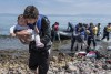 Người tỵ nạn Afghanistan tại đảo Lesbos - Ảnh: Soeren Bidstrup (AFP)