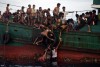 Không chỉ phải đối đầu với hiểm nguy và sự đói khát trên đường vượt biển, người tỵ nạn còn phải chịu đựng những định kiến và thông tin ác ý lan truyền trên mạng - Ảnh: Christophe Archambault (AFP)