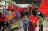 Vài ngàn học sinh đã nghỉ học mang cờ, trống đi biểu tình đòi “trả đất cho dân”, phản đối việc chính quyền bắt tay với doanh nghiệp tịch thu bãi giữ xe để xây trung tâm thương mại ở xã Ninh Hiệp (Gia Lâm, Hà Nội) - Ảnh: “Tuổi Trẻ”