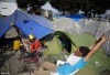 Người tỵ nạn trong các lều trại ở biên giới Macedonia - Hy Lạp - Ảnh: Stoyan Nenov (Reuters)