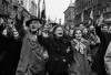 Khi một dân tộc đồng lòng đứng lên...: người tuần hành tại đường Rákóczi (ngày 29-10-1956) - Ảnh tư liệu của Erich Lessing