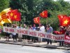 Cờ vàng cùng cờ đỏ trong cuộc biểu tình chống Trung Cộng trước tòa lãnh sự Trung Quốc ở Hamburg, CHLB Đức, 16-7-2011 - Ảnh: Gocomay
