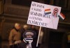 Người biểu tỉnh giơ bảng với dòng chữ “Chúng tôi muốn tự do báo chí, xóa bỏ kiểm duyệt” trước trụ sở Đài Phát thanh Hungary, Budapest (tháng 1-2011) để phản đối Đạo luật Truyền thông phi dân chủ - Ảnh: alfahir.hu