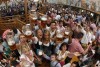 Bầu không khí lễ hội không đâu có tại Oktoberfest, München - Ảnh: theatlantic.com