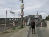 Tác giả đứng trước cây cầu Bösebrücke tại cửa khẩu Bornholmer Straße chia cắt nước Đức một thời, nơi tường thành Berlin được mở đầu tiên. Phía trên là những poster tranh cử của bà Angela Merkel, và của đảng cực hữu AfD - Ảnh tư liệu