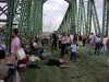 Cầu Tự do (Szabadság) ở Budapest trong ngày 1-5-2004. Trong cơn mưa rào, nhiều người vẫn đi bộ trên chiếc cầu được trải thảm cỏ, có nhiều người bỏ giày, đi chân đất để tận hưởng bầu không khí tự do của EU. Rất nhiều nụ cười trong ngày lịch sử ấy...