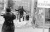 “Bước nhảy vào tự do”, bức ảnh nổi tiếng của nhiếp ảnh gia Peter Leibing ghi lại khoảnh khắc người lính Đông Đức 19 tuổi Conrad Schumann vượt qua Bức tường Berlin tại phố Bernauer, khi đó đang được xây dựng và mới chỉ là một hàng rào dây thép gai