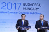 Thủ tướng Trung Quốc Lý Khắc Cường (trái) và Thủ tướng Hungary Orbán Viktor trong cuộc họp báo sau Diễn đàn Doanh nghiệp và Kinh tế, trong khuôn khổ Hội nghị Thượng đỉnh Trung Quốc - Đông Trung Âu - Ảnh: Koszticsák Szilárd (MTI)