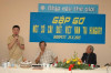 Anh Nguyễn Thụ (bên phải) trong tối giao lưu 26-6-2005 do báo NCTG tổ chức - Ảnh tư liệu