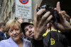 Thủ tướng Angela Merkel chụp ảnh cùng người tỵ nạn vào tháng 9-2015: quan điểm nhân đạo trong hồ sơ tỵ nạn đã khiến bà thất bại - Ảnh: Fabrice Coffrini (AFP)