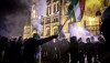 Người biểu tình quyết liệt trước Tòa nhà Nghị viện Hungary khiến cảnh sát nhiều khi phải dùng lựu đạn cay - Ảnh: Huszti István (index.hu)