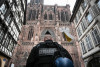 Lực lượng hiến binh đồn trú ngay tại khu vực Nhà thờ Chánh tòa Strasbourg - Ảnh: Sebastien Bozon (AFP)
