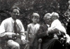 Soros Tivadar cùng các con trong một tấm ảnh gia đình - Ảnh tư liệu