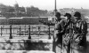 Sĩ quan Đức quốc xã bên bờ sông Danube, đoạn chảy qua nội đô Budapest, năm 1944 - Ảnh tư liệu