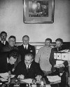 Ngoại trưởng Liên Xô Vyacheslav Molotov (đằng sau là Ngoại trưởng Đức Ribbentrop và Stalin) đặt bút ký Hiệp ước bất tương xâm với nước Đức phát-xít, chia đôi Ba Lan và làm bùng nổ Đệ nhị Thế chiến (năm 1939) - 16 năm sau, cũng chính Molotov đã ký hiệp ước thành lập khối "Hiệp ước Warszawa" - Ảnh tư liệu
