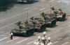 Người biểu tình vô danh (Tank Man), biểu tượng của cuộc đấu tranh đòi dân chủ tại Trung Quốc. Ảnh do Jeff Widener, phóng viên hãng AP chụp, và được tạp chí “Life” liệt vào hàng “100 bức ảnh làm thay đổi thế giới” năm 2004