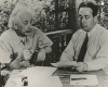 Szilárd Leó cùng Albert Einstein (trái) bàn về lá thư gửi tổng thống Mỹ để thúc giục chế tạo quả bom nguyên tử đầu tiên (năm 1939) - Ảnh tư liệu