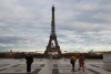 Tháp Eiffel vắng tanh trong mùa đại dịch Covid-19 - Ảnh: Ludovic Marin (AFP)