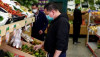 Chợ thực phẩm vẫn được mở tại Tây Ban Nha - Ảnh: Reuters