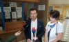Quận trưởng Szaniszló Sándor và bác sĩ Kis Noémi Cintia trả lời phỏng vấn báo chí - Ảnh chụp màn hình