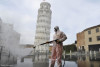 Khử trùng trước Tháp nghiêng Pisa, Ý, ngày 17-3-2020 - Ảnh: Laura Lezza