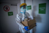 Một y tá đưa thuốc đến phòng cách ly cho bệnh nhân nhiễm coronavirus tại Viện Phổi Quốc gia Korányi - Ảnh: Balogh Zoltán (MTI)