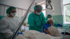 Một bệnh nhân được khám tại Bệnh viện Szent János, Budapest, ngày 14-5-2020 - Ảnh: Balogh Zoltán (MTI)