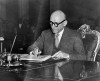 Robert Schuman (1886-1963) đặt bút ký Công ước Nhân quyền Châu Âu, ngày 4-11-1950 - Ảnh: Ủy hội Châu Âu (CE)