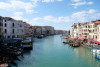 Các dòng kênh của Venice sạch sẽ hơn nhiều khi không có du khách và tàu bè - Ảnh: Manuel Silvestri (Reuters)
