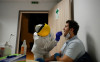 Lấy mẫu xét nghiệm sàng lọc Covid-19 tại Phòng Y tế thuộc Cung Thể thao Alba Regia (TP. Székesfehérvár) để đánh giá Coronavirus trong cộng đồng, ngày 12-5-2020 - Ảnh: Vasvári Tamás (MTI)