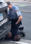 Ngón đòn chẹn cổ do cảnh sát viên Derek Chauvin thực hiện với George Floyd, ngày 25-5-2020 - Ảnh: Darnella Frazier (AFP)