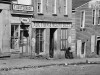 Năm 1864, đường Whitehall tại Atlanta, bang Georgia. Tiệm bên trái bán thuốc lá, bên phải “Đấu giá và bán da đen” - Ảnh tư liệu