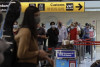 Hành khách chờ đợi để lên chuyến bay Đức - Ý, ngày 3-6-2020 - Ảnh: AP