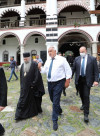 Thủ tướng Boyko Borisov cùng các giáo sĩ tại Tu viện Rila - Ảnh: novinite.com