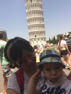 Tác giả cùng con trai bên Tháp nghiêng Pisa, Ý (2015) - Ảnh do nhân vật cung cấp