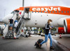 Hành khách lên máy bay của hãng hàng không Anh EasyJet tại Phi trường Quốc tế Schipol (Amsterdam, Hà Lan), ngày 1-7-2020 - Ảnh: Remko De Waal (EPA)