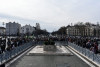 Người biểu tình tập trung trước mộ các anh hùng tại Quảng trường Anh hùng, Budapest - Ảnh: Ivándi-Szabó Balázs (24.hu)