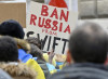 Một người biểu tình đòi loại Nga khỏi hệ thống SWIFT, ngày 26/2/2022 - Ảnh: Hans Punz (AP)