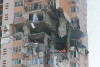 Một khu nhà ở trung tâm thủ đô Kiev bị trúng hỏa tiễn - Ảnh: Gleb Garanich (Reuters)