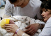 Một cặp vợ chồng cùng đứa con mới sinh dưới hầm trú ẩn ở thủ đô Kyiv, này 2/3/2022 - Ảnh: Valentyn Ogirenko (Reuters)