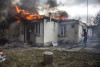 Ngôi nhà bốc cháy vì đạn lửa chiến tranh ở Irpin, Ukraine - Ảnh: AP