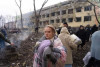 Bom đạn Nga không né tránh thường dân, kể cả các bệnh viện! - Ảnh: Mstyslav Chernov (AP)