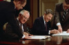 Cùng Ronald Reagan ký Hiệp định giải trừ vũ khí hạt nhân (năm 1987) - Ảnh: Bettmann