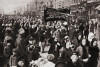 Phụ nữ Nga đình công và xuống đường biểu tình đòi Bánh mì, Hòa bình và Đất ngày 8/3/1917 ở Petrograd, Nga. Cuộc biểu tình góp phần đáng kể khiến Sa hoàng Nikolai II phải thoái vị sau đó - Ảnh tư liệu.