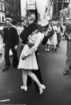 "Nụ hôn trên Quảng trường Thời đại" (V-J Day in Times Square), tấm ảnh nổi tiếng của Alfred Eisenstaedt được thực hiện vào ngày 14/8/1945, khi quân đội Mỹ chiến thắng Nhật Bản, cho thấy khái niệm "Ngày Chiến thắng" trong Đệ nhị Thế chiến không đơn giản - Ảnh tư liệu