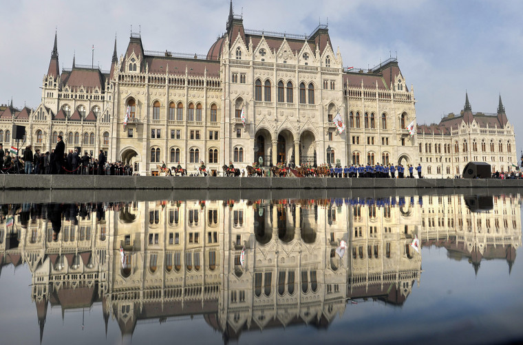 Nhà Quốc hội nhìn từ quảng trường Kossuth