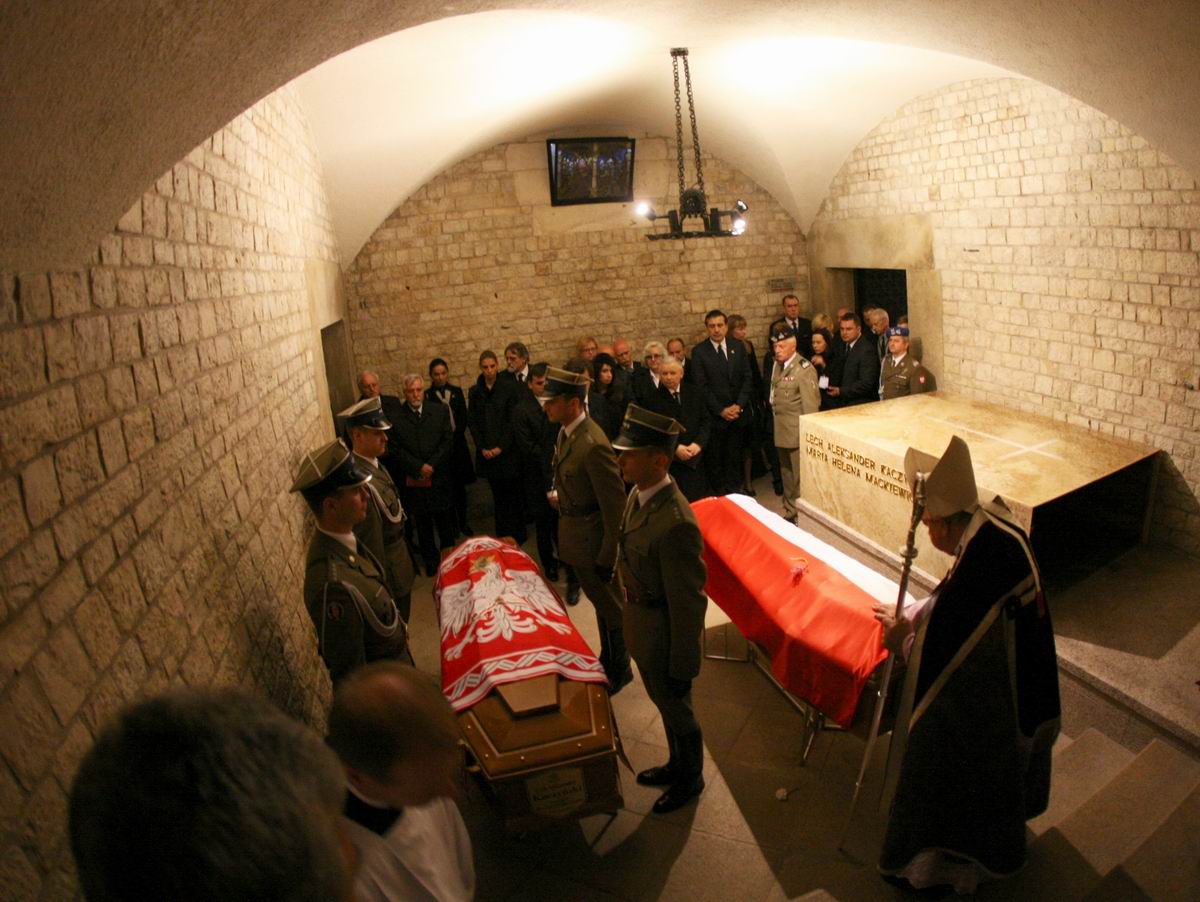 Nơi yên nghỉ của vợ chồng tổng thống Lech Kaczyński tại hầm mộ ở Vương cung thánh đường trên đồi Wawel, Krakow