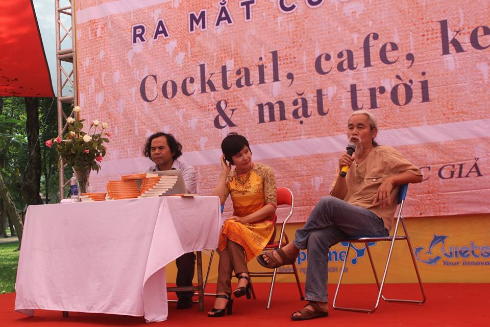 Nhà phê bình, dịch giả Phạm Xuân Nguyên (bên phải, ngoài cùng) phát biểu trong buổi ra mắt sách