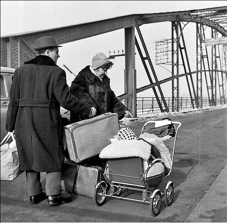 Một gia đình chuẩn bị "xuất ngoại" tại cầu Komárom - Ảnh: Kéri Dániel